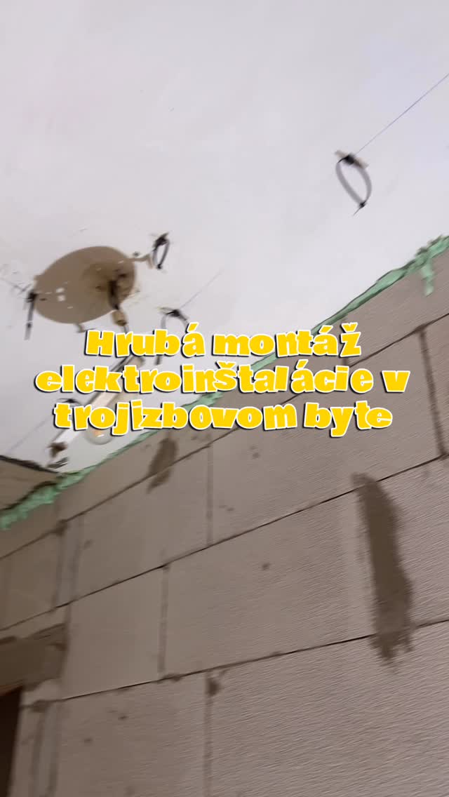 Elektrikár pri zapájaní rozvádzača